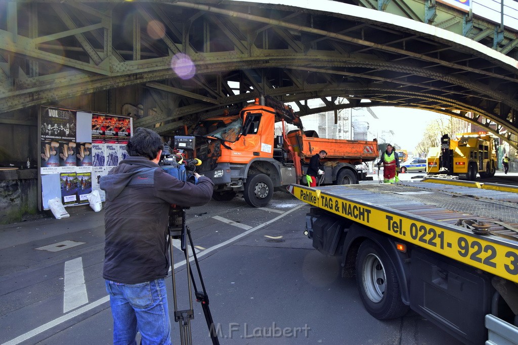 LKW blieb unter Bruecke haengen Koeln Deutz Deutz Muelheimerstr P107.JPG - Miklos Laubert